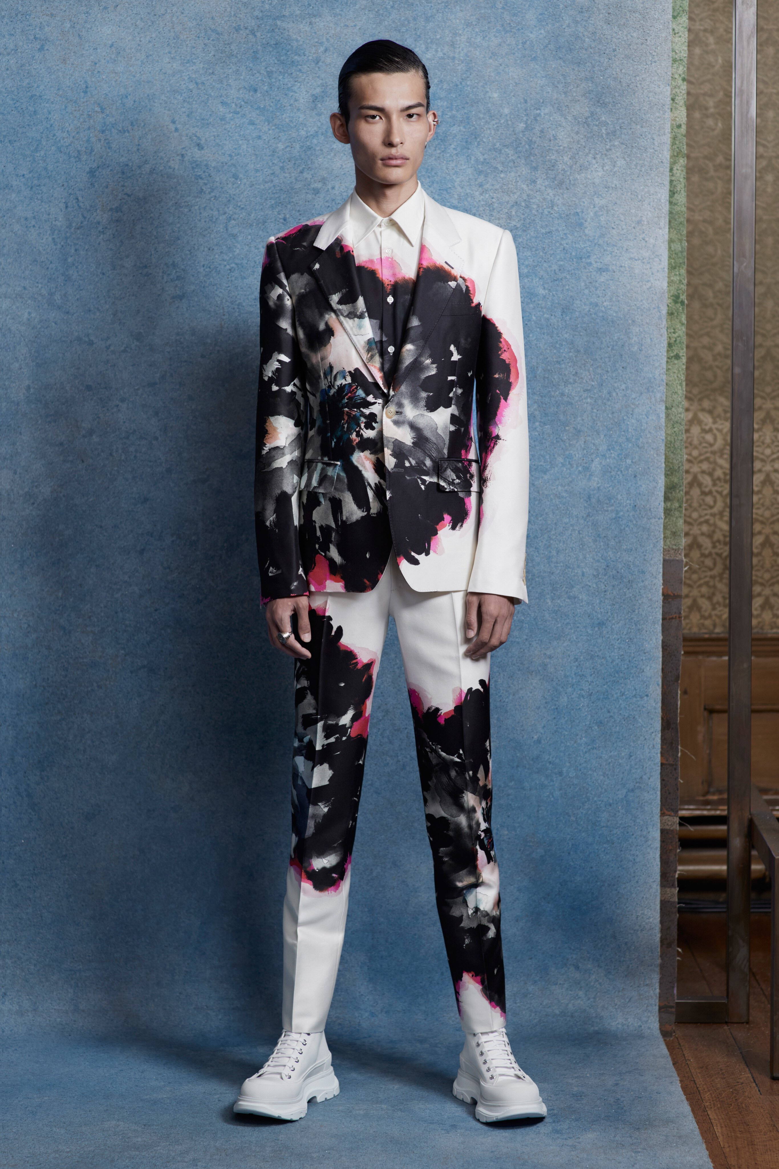 images/cast/20201000010000010=Resort 2020 COLOUR'S COMPANY fabrics x=Alexander McQueen Man